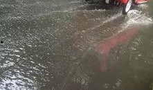 一场大雨爆料视频,城市瞬间变泽国，网友现场直击惊险瞬间